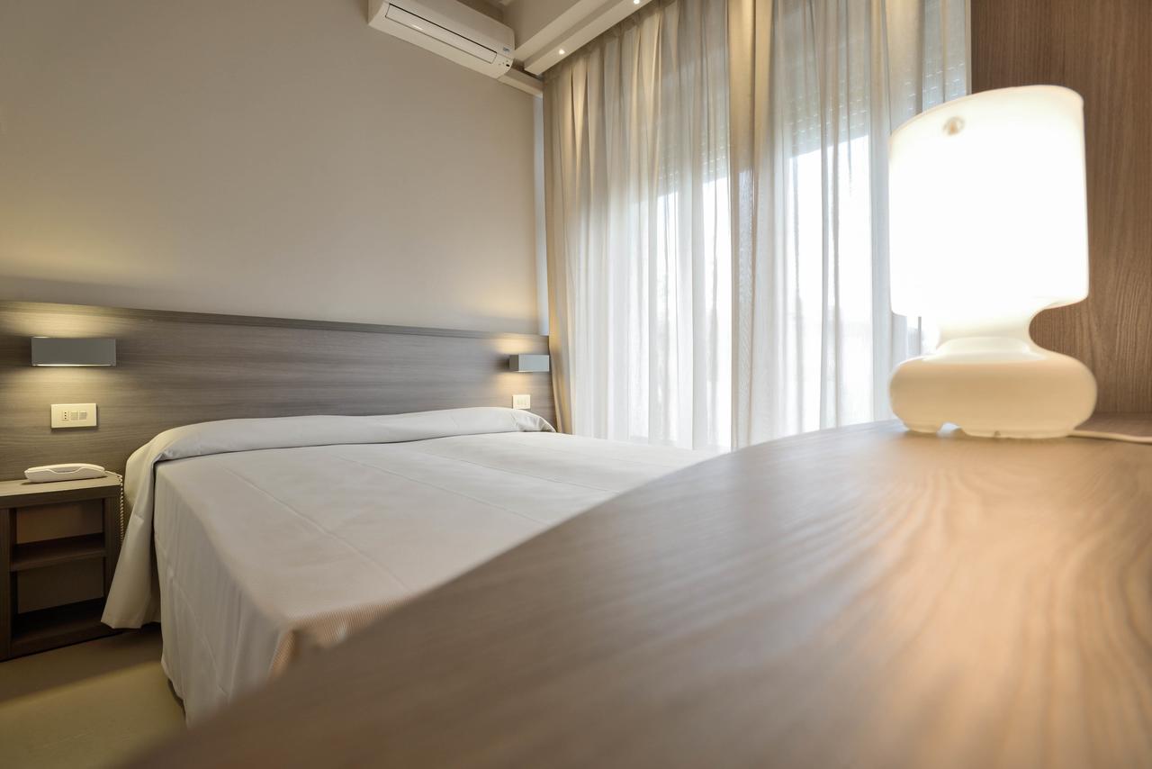 Hotel Crystal Marina di Pietrasanta Exteriör bild