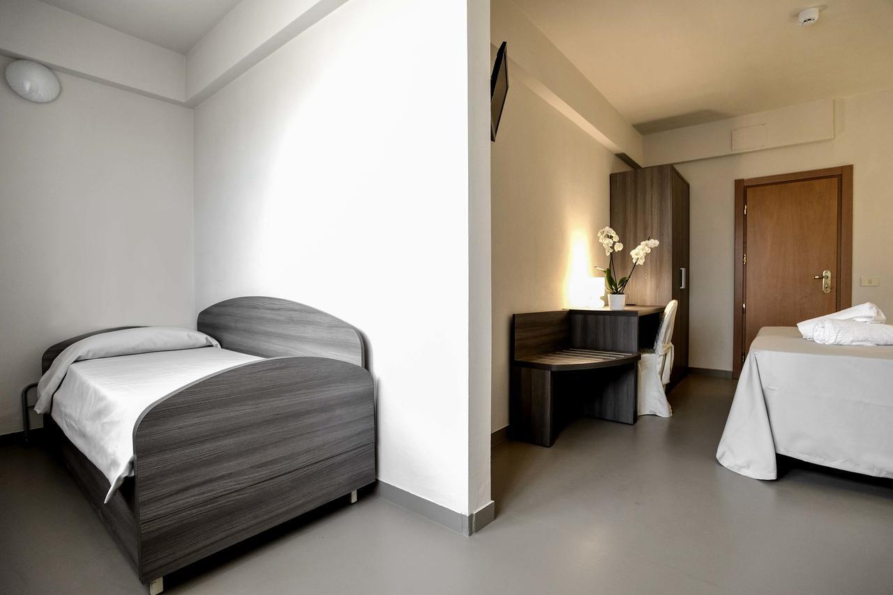 Hotel Crystal Marina di Pietrasanta Exteriör bild